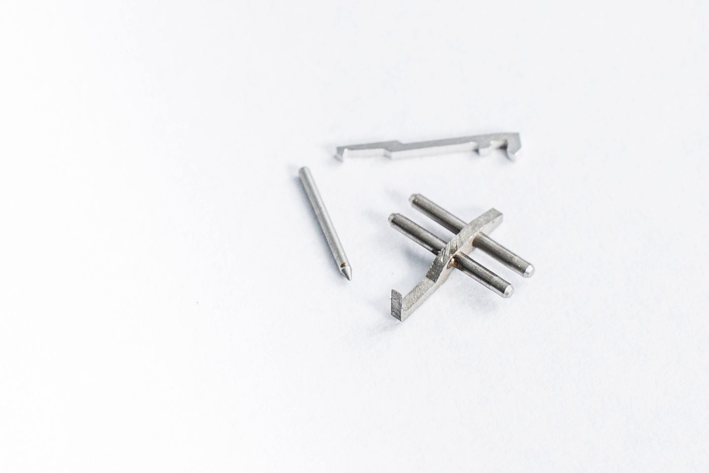 ejector needle สเตนเลสขนาดจิ๋ว contact finger ตัดด้วย wire EDM และ micro locating fixture พร้อมพินสามตัว