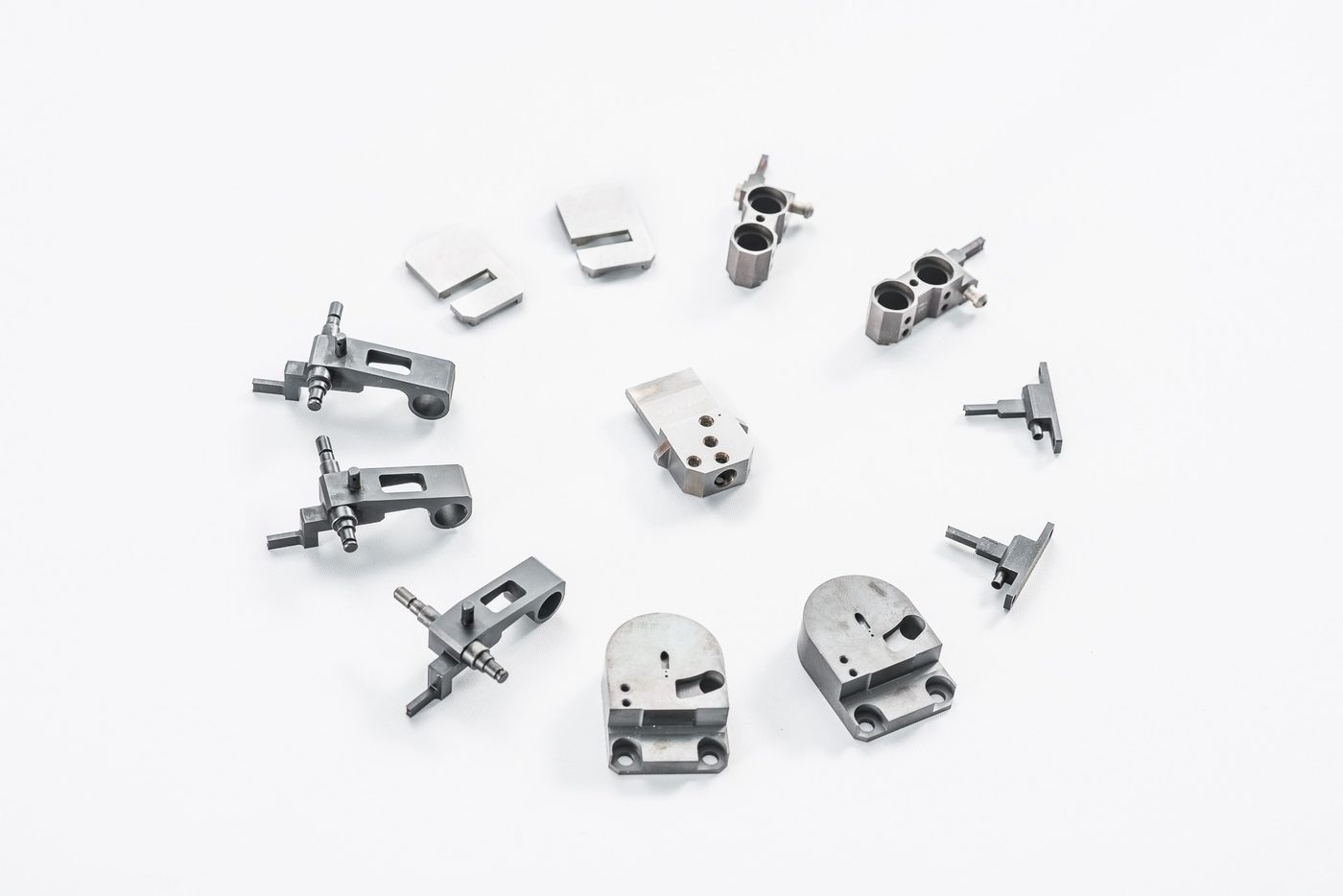 แขนจับ (pick arm) เหล็กชุบแข็งพร้อมรูหมุนและ locating pin, nozzle holder สองรู, guide plate และ clamp plate สำหรับเครื่องประกอบ